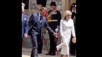 Emmanuel Macron a fost lăsat din nou cu mâna întinsă de soția sa. Brigitte se îndepărtează de el în timp ce încearcă să o ia de mână