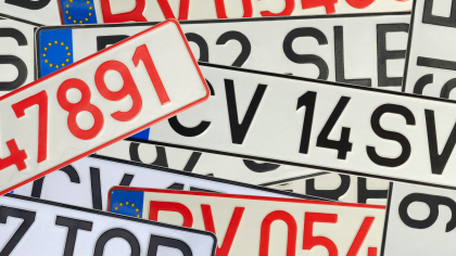 Șoferii care trebuie să schimbe plăcuțele de înmatriculare. Mașinile care nu pot circula în România mai mult de 90 de zile