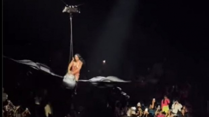 Momente de panică pentru Katy Perry în timpul unui concert: zbura pe deasupra fanilor pe un fluture uriaș, dar acesta s-a defectat | VIDEO