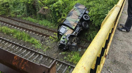 Un camion militar s-a răsturnat în judeţul Vâlcea. Doi soldaţi francezi au fost răniţi