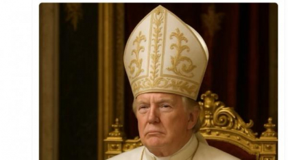 Trump spune că nu a avut nimic de-a face cu portretul cu el îmbrăcat în papă: „Nu am făcut-o eu. Soției mele chiar i s-a părut drăguț”