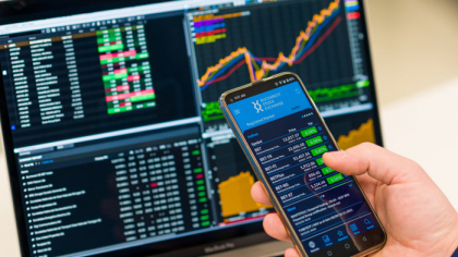 Val de optimism în Europa: Bursa de Valori de la Bucureşti atinge un nou maxim istoric. La fel şi Frankfurt. În Ungaria indicele BUX sparge în premieră 100.000 de puncte. La Varşovia compania petrolieră Orlen scrie istorie cu o capitalizare de 24 mld. euro, în urcare cu 80% anul acesta. Ce mişcă bursele?