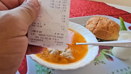 Ce a primit un turist, după ce a comandat o ciorbă cu perișoare, într-o autoservire de la mare: „Voi ați putea mânca așa ceva?”