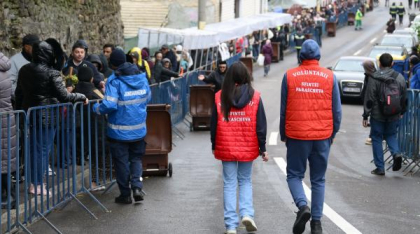 Coadă kilometrică la moaștele „Sfintei Parascheva”: 17.000 de oameni așteaptă să se închine la raclă