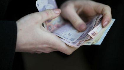 Femeie înșelată cu 50.000 de lei. Cum a reușit escrocul să-i fure banii