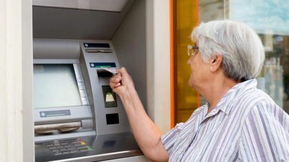 Restricţii la bancomat pentru persoanele în vârstă! Câţi bani au voie să retragă pe zi, plafon stabilit şi pe lună!