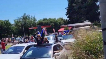 Susținătorii lui George Simion fac miting electoral cu manele în fața Consulatului de la Roma. Au fost chemați carabinierii