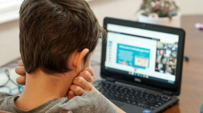 Un sfert dintre copii nu discută cu nimeni despre pericolele întâlnite online