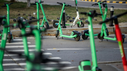 Proiect în Parlament. Trotinetele și bicicletele electrice ar putea fi conduse doar cu permis special