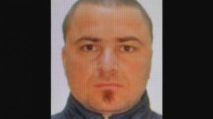 Sute de persoane îl caută în pădure pe asasinul care și-a ucis partenera sub nasul polițiștilor și i-a dat foc casei