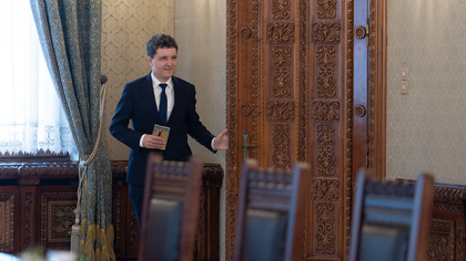 Singura şansă a lui Nicuşor Dan este să ia cei mai buni zece oameni din zece domenii esenţiale şi să-i trimită în guvern