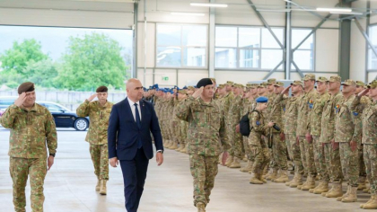 Bolojan, în vizită la militarii români din Bosnia și Herțegovina: „Militarii noștri sunt o carte de vizită în vecinătatea țării noastre”