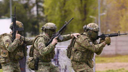 Contextul geopolitic provoacă îngrijorări în rândul țărilor UE. Statele dezbat revenirea la stagiul militar obligatoriu