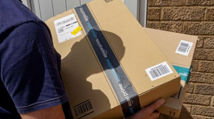 O femeie a primit sute de colete de la Amazon, timp de un an, pe care nici măcar nu le comandase: „Este ca un Iad”