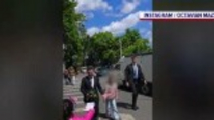 Cum a fost surprins Nicușor Dan alături de fiica sa, după victoria la alegerile prezidențiale. Imaginile au devenit virale