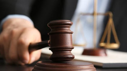 A bătut bebelușul de 8 luni al iubitei sale până l-a ucis și a fost condamnat la 23 de ani de închisoare. Ce a pățit mama copilului din Covasna