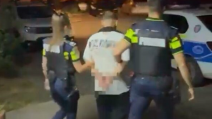 L-a bătut, după care s-a întors cu doi prieteni. Agresiunea a continuat într-o scară de bloc