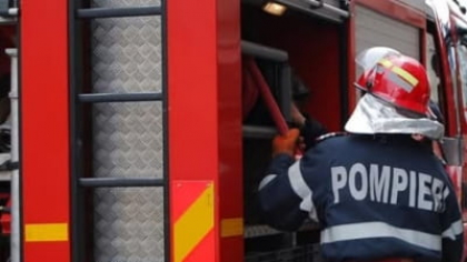Incendiu puternic într-un cartier din București. Ard mai multe case și o persoană a fost evacuată