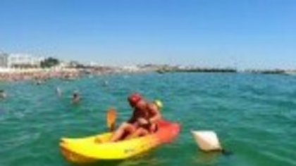 Gropi de până la șase metri la malul mării. Semnificația culorilor balizelor puse de salvamari. „În general le ignoră”