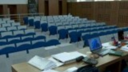 Profesoară din Iași, acuzată că a blocat semnalul mobil la un examen cu un dispozitiv ilegal. Un student a depus plângere