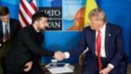 Trump și Zelenski vor discuta întreruperea livrărilor de arme într-o convorbire telefonică