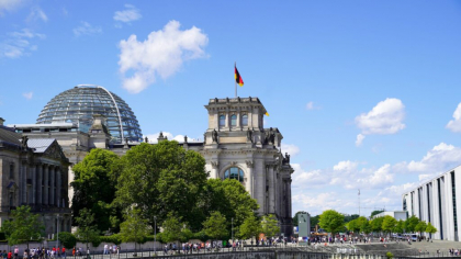 200 de persoane din Berlin s-au aruncat în apele râului Spree, în semn de protest pentru interzicerea scăldatului