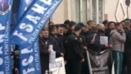Protest la un penitenciar din Craiova, față de închiderea centrului. Manifestează polițiști și din alte județe