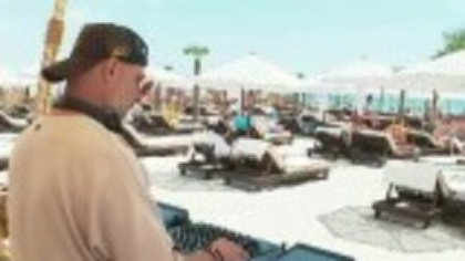Atmosferă de festival pe plajele din Mamaia. Turiștii au dansat pe muzica mixată de DJ și s-au bucurat de vreme