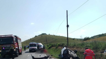 Accident grav în Cluj: un mort și un rănit după ce mașina a intrat într-un cap de pod