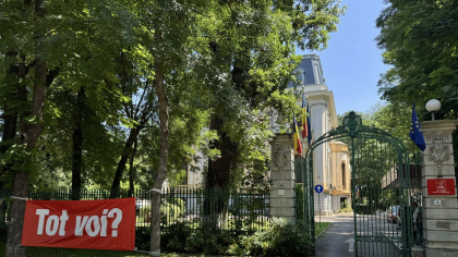 Banner amplasat la sediul PSD: ”Tot voi?”