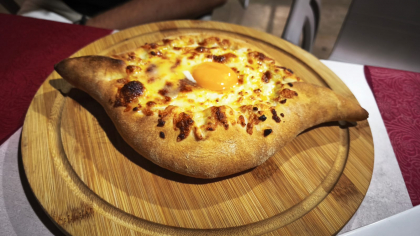 VIDEO | Khachapuri, „pizza” georgiană tradițională/ Un aluat în formă de bărcuță cu umplutură gratinată din brînză și ou moale