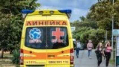 Un bărbat a blocat două ambulanțe în Burgas, i-a bătut cu ranga pe medici și a distrus salvările. Apoi a vrut să-i împuște