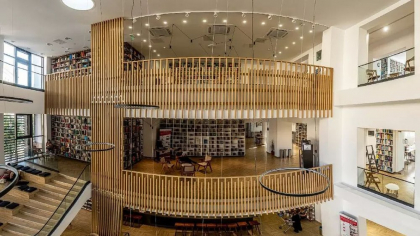 Cum arată biblioteca din Oradea, renovată și modernizată, de unde poți împrumuta cărți cu telefonul