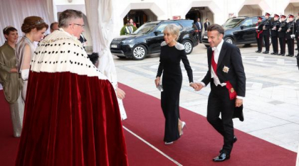 „În sfârșit s-au ținut de mână”. Imagini inedite cu Emmanuel Macron și soția sa Brigitte la banchet de la Guildhall