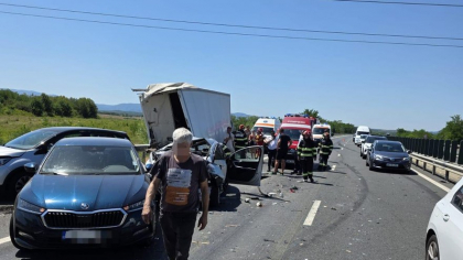 Accident în lanț pe Autostrada A1. Trei copii şi 11 adulți au fost răniți. Implicate: cinci autoturisme, un autotren şi o autoutilitară