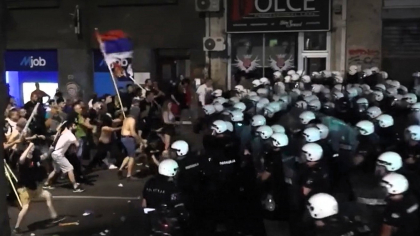 Confruntari violente la Belgrad intre politie si protestatarii care cer alegeri anticipate. Aleksandar Vucic vorbeste despre “lovitura de stat”