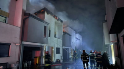 Incendiu într-un complex rezidențial de lângă București. Flăcările riscă să se extindă la mai multe case