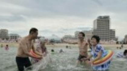 Primii turiști străini care au ajuns în noua stațiune de lux pe plajă din Coreea de Nord. Pe cine a primit Kim Jong Un