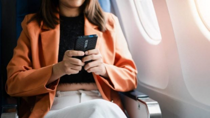 Greșeala care le-ar putea aduce românilor care mercu cu avionul în UE facturi uriașe la telefon. Costurile sunt foarte mari