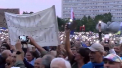 Mii de protestatari au cerut demisia premierului naționalist al Slovaciei. „Ajunge! Fico la închisoare!” FOTO/VIDEO