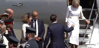 Emmanuel Macron, umilit de soţia sa în faţa cuplului regal William – Kate Middleton. Gestul transformat în moment stânjenitor