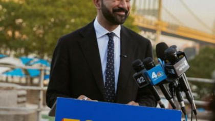 Un tânăr „progresist şi musulman” a câștigat alegerile primare democrate pentru primăria New York-ului. Cine este Zohran Mamdani FOTO