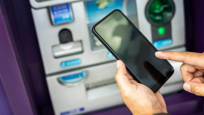Revolut trece la nivelul următor: Gigantul bancar își lansează primele bancomate proprii