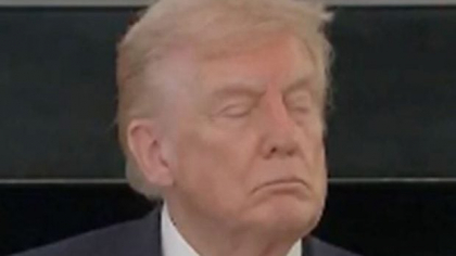 Momentul în care Donald Trump ațipește la o întâlnire oficială: „«Omul puternic» nici măcar nu poate rămâne treaz la propriul spectacol” | VIDEO