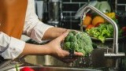 Cum să speli corect fructele și legumele pentru a elimina pesticidele