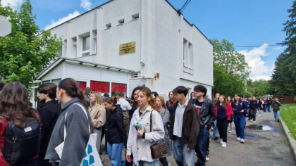 „Marș la vot!” – Studenții clujeni s-au mobilizat în ziua alegerilor prezidențiale pentru a încuraja prezența la urne