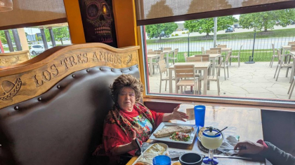 Adio, dietă! Saveta Bogdan, răsfățată cu mâncare mexicană, în America. Cum se simte fiica ei, după operație: „M-am rugat!”