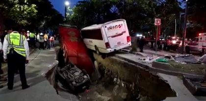 Un crater uriaș a înghițit o remorcă pe o stradă din Mexic. Momentul dramatic a fost surprins de o cameră de supraveghere