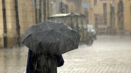 Weekend friguros, cu ploi şi vânt. Avertizare cod galben în 5 judeţe şi în Capitală