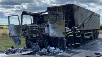 Un TIR a luat foc din senin pe DN 23, în apropiere de Brăila, și s-a făcut scrum: traficul a fost blocat